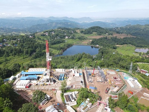 普光氣田清溪儲氣庫壓縮機吊裝就位一次成功